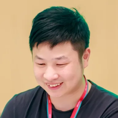 Felix 在活动现场对着笔记本电脑工作